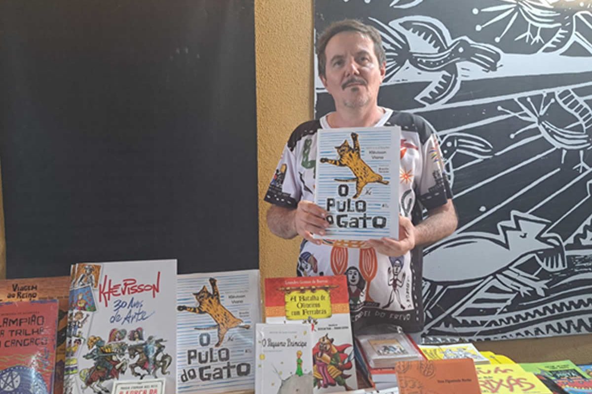 Autor e ilustrador renomado, Klévisson Viana marca presença no SALIPI e chama a atenção para o espaço dedicado à literatura de cordel (Foto: Arthur Amorim)